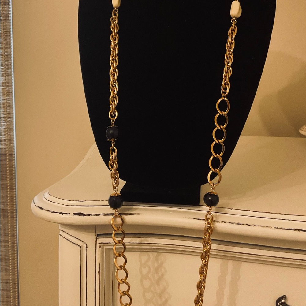 #194 Vintage Estée Lauder Lucite Beads Necklace - Picture 2 of 3